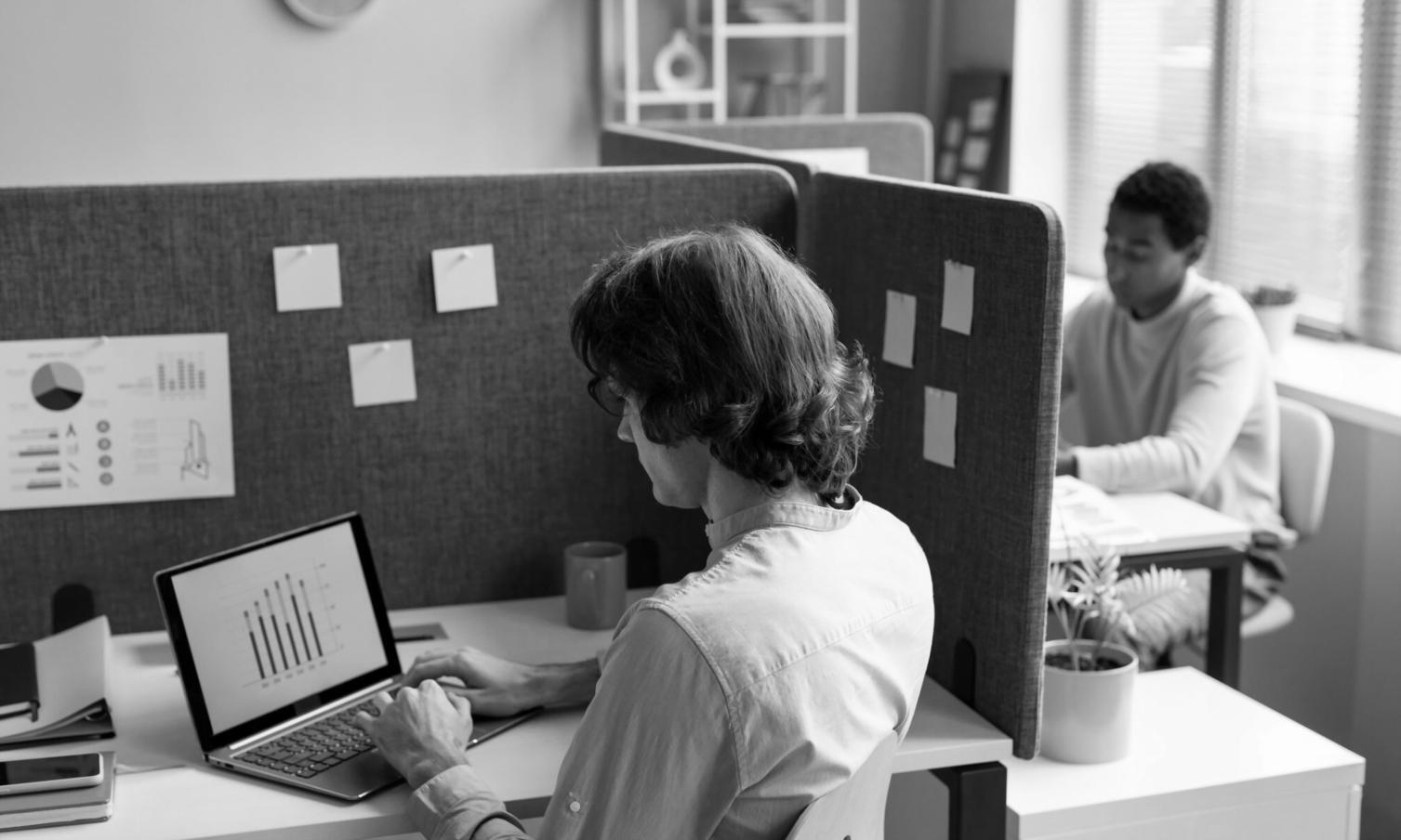 Estudiantes analizando datos financieros en sesión de aprendizaje colaborativo